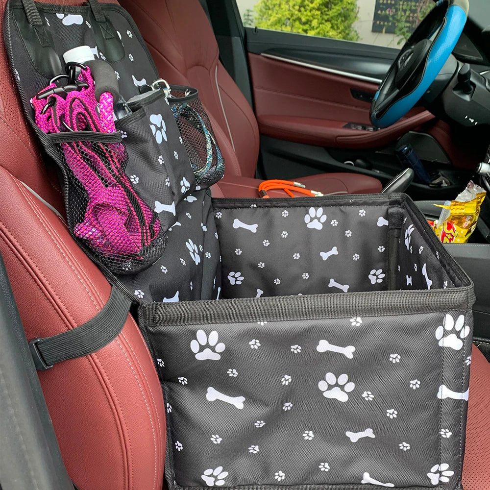 Hunde-Autositz mit gefüllten Taschen am Autositz befestigt
